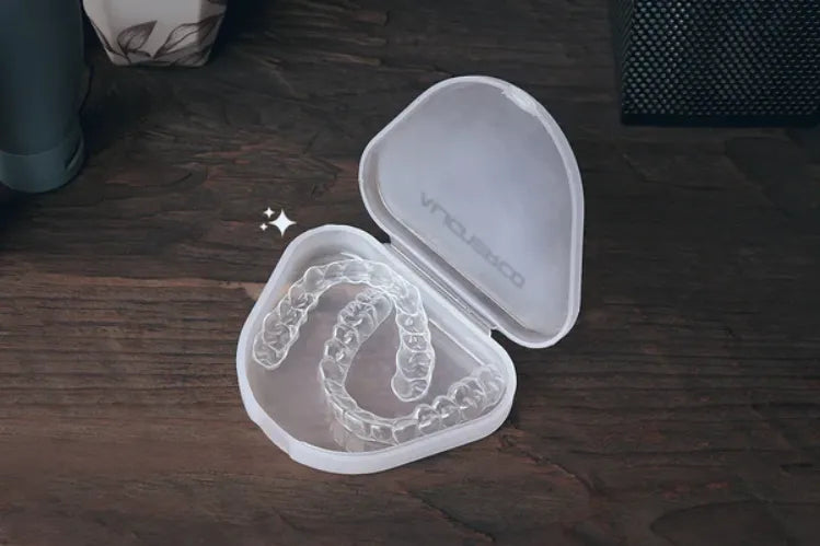ALIGNERCO Clear Aligner, geplaatst met de bijbehorende opbergverpakking.