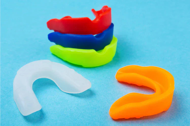 Op de afbeelding zijn verschillende kleuren gebitsbeschermers voor boksen te zien.