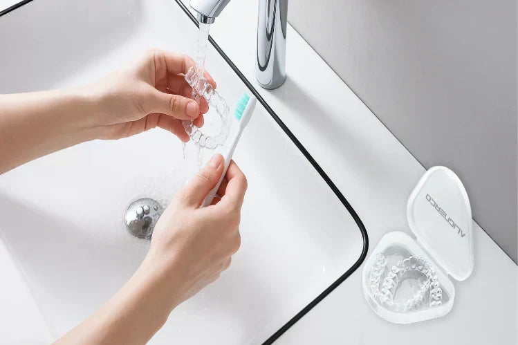 Hoe Clear Aligners Schoonmaken: 5 Beste Methoden