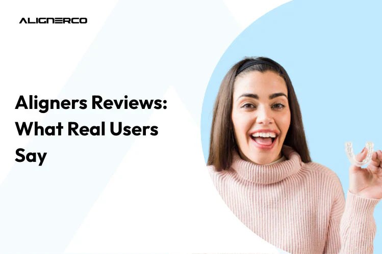 Jonge vrouw lacht van vreugde terwijl ze transparante aligners vasthoudt.