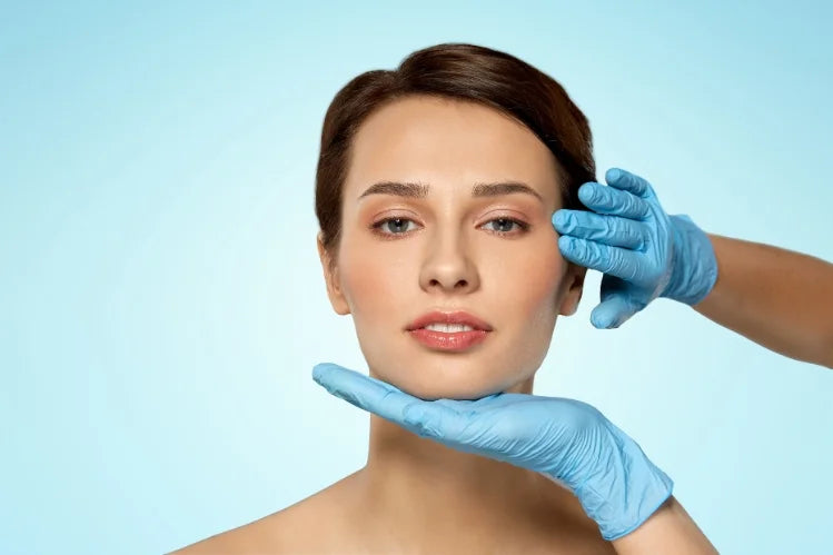  een vrouw die haar gezichtsstructuur laat controleren door een professional